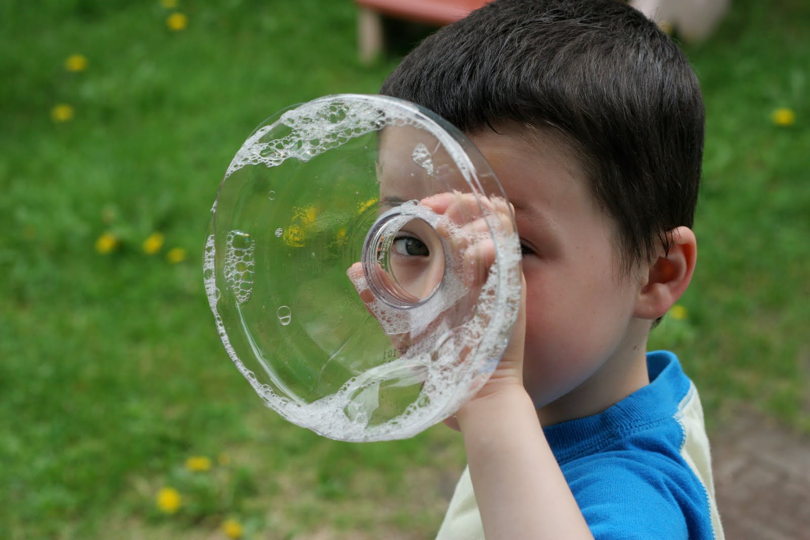 Мыльные пузыри в домашних условиях для детей. Мыльные пузыри. Надувание мыльных пузырей. Надувает мыльные пузыри. Дети и мыльные пузыри.