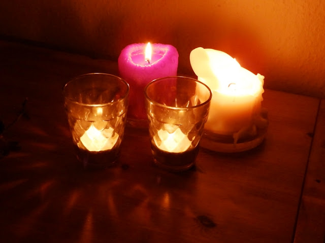 Kerzen und Teelichter