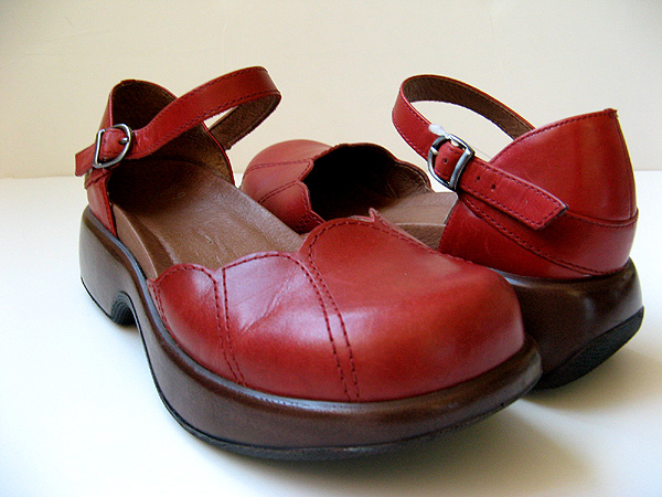 DANSKO 36 PROFESSIONAL CLOGS WOMENS 36 RED