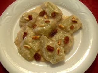 Cardo con salsa de almendras, pasas y piñones