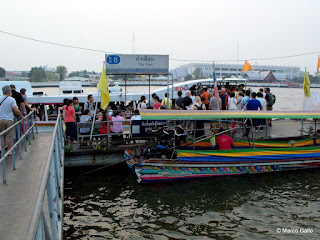 LOS BARCOS PUBLICOS DEL RIO CHAO PHRAYA, BANGKOK. TAILANDIA