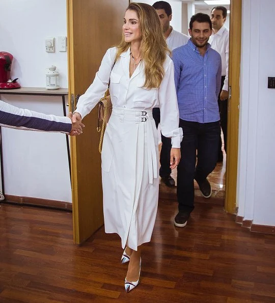 Queen Rania visited the Arabic-language digital encyclopedia office, Style of Queen Rania fashion and wore dress