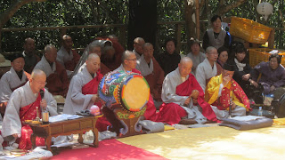  Les moines participants à cette cérémonie et leurs instruments.