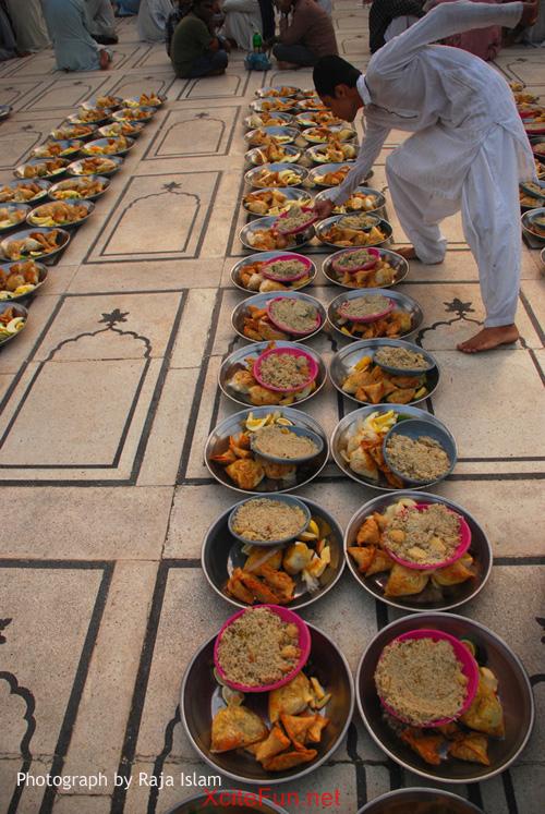 Рецепты на уразу. Ramadan ифтар. Ифтар Шейх Назим. Ифтар Восточный Туркестан. Стол для ифтара.