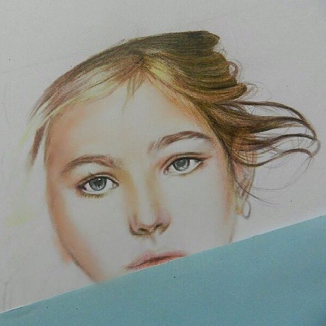 تلوين بورتريه باستخدام الألوان الخشبية تلوين بورتريه بالألوان الخشبية