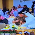 تصرف غير متوقع وإنساني ومتواضع من محمد بن زايد عندما حاول الملك سلمان فتح قارورة الماء