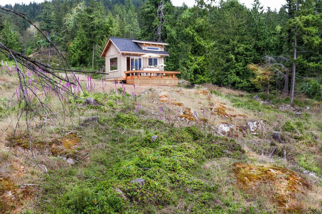 Gambier Island Cabin (192 Sq Ft) [ TINY HOUSE TOWN ]