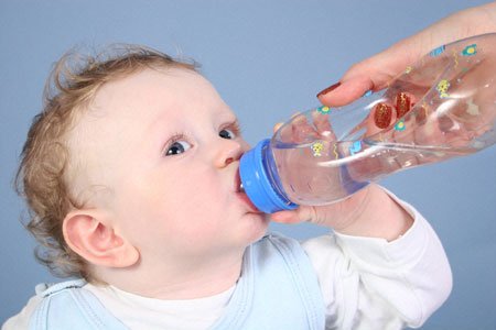 trẻ thích uống nước
