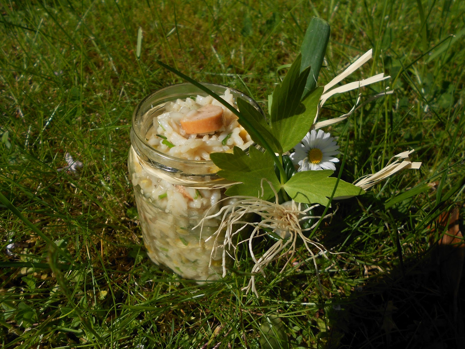 Verboten gut ⚠: Reisalat mit Käse, Wienerwürstchen &amp; Kräutern im Glas
