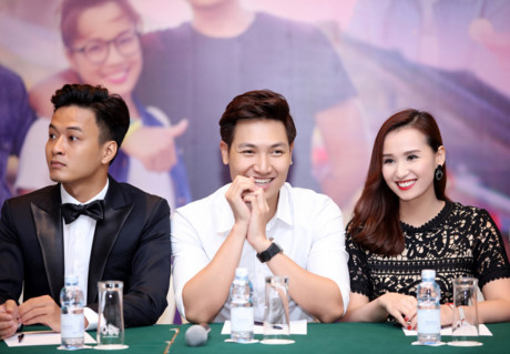 Hong Dang: Toi it de vo thay minh om hon tren man anh - Anh 3