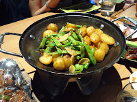 Wok de pommes de terre et légumes épicés