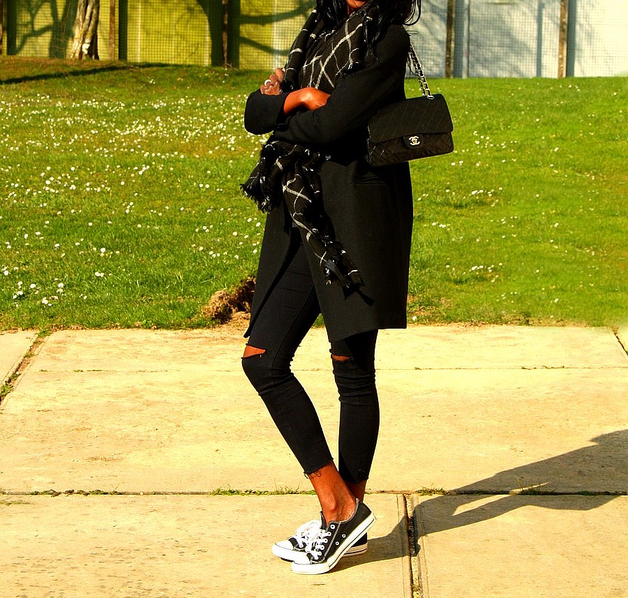 Ripped jeans, Chanel bag and Converse Styles by Assitan. Blog mode