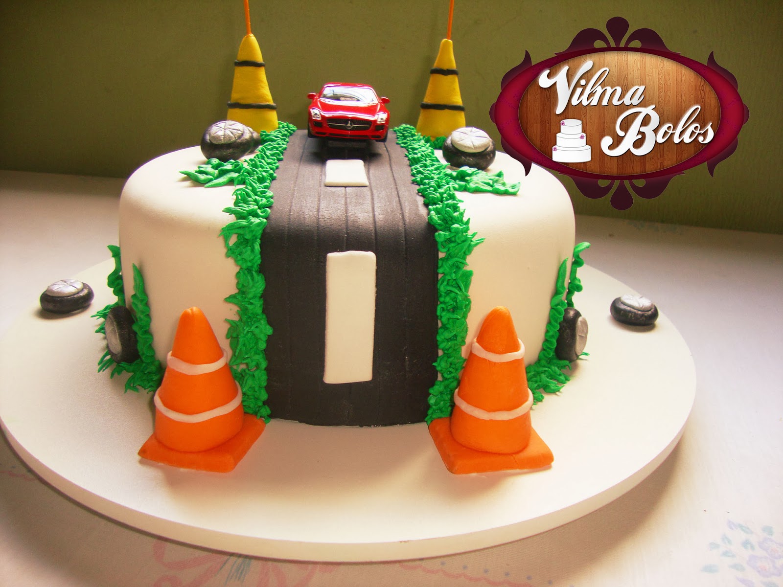 Bolos e Docinhos para Uberlândia e Região Bolo com Cobertura de Pasta