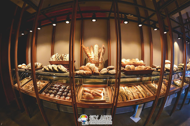 Le Pont Boulangerie et Café Breads on shelves