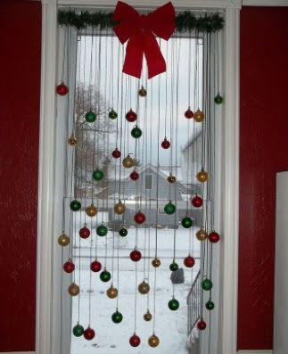 decoración de navidad para ventanas con esferas manualidad