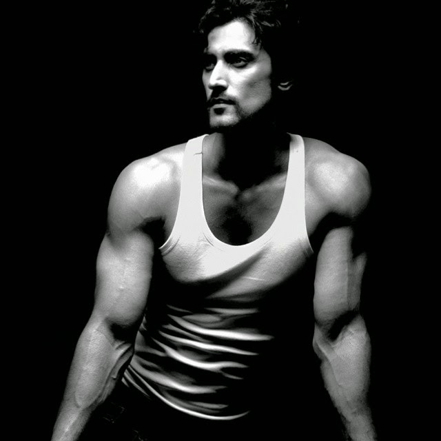 Shirtless Bollywood Men Kunal Kapoor Hot, shirtless, those amazing abs, that chiseled face. shirtless bollywood men kunal kapoor