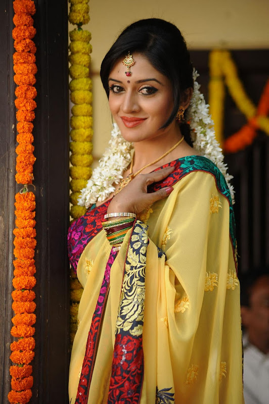 Vimala Raman Cute Saree Photos In Kulumanali Movie Stills navel show