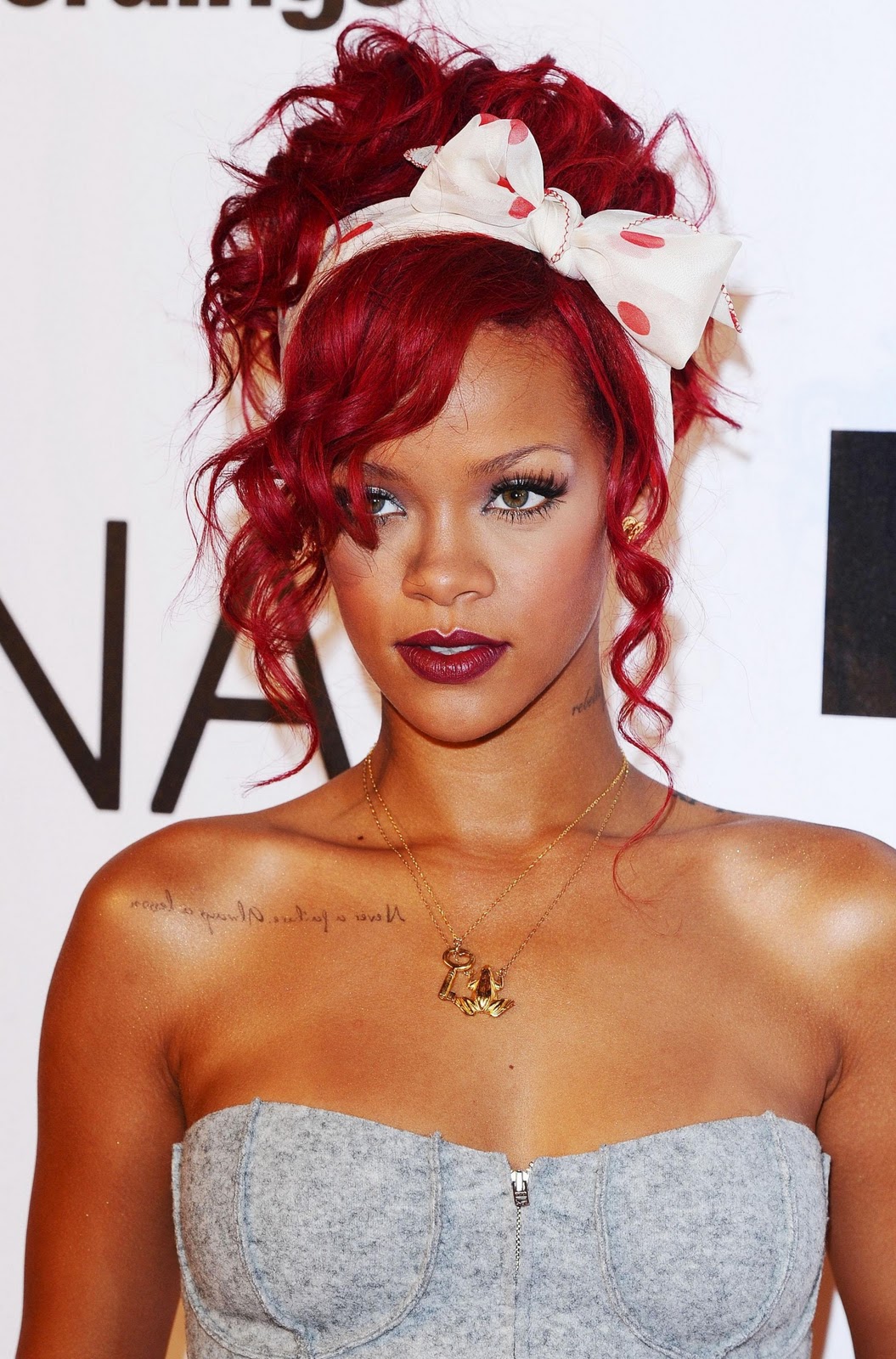 http://2.bp.blogspot.com/-bOejY7zIqgo/URoBqefNsFI/AAAAAAAAdVk/T3NYcjkMvpI/s1600/Rihanna-Red-Hair.jpg