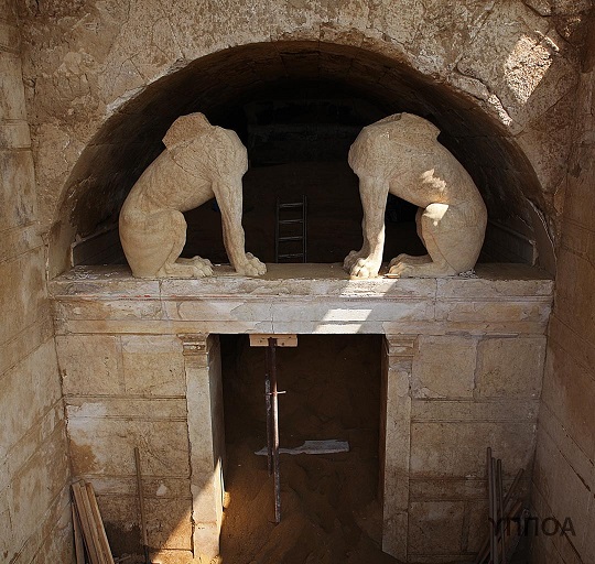 Τι είναι τελικά ασύλητο; Ο τύμβος ή τα μυαλά των νεοελλήνων;...