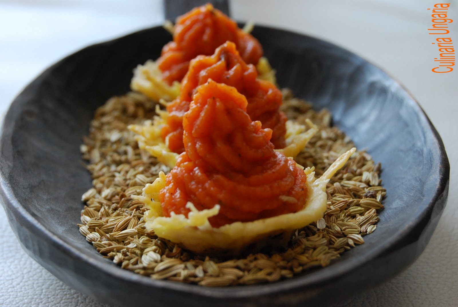 Culinaria Ungaria: Gefüllte würzige Parmesan-Körbchen mit ...