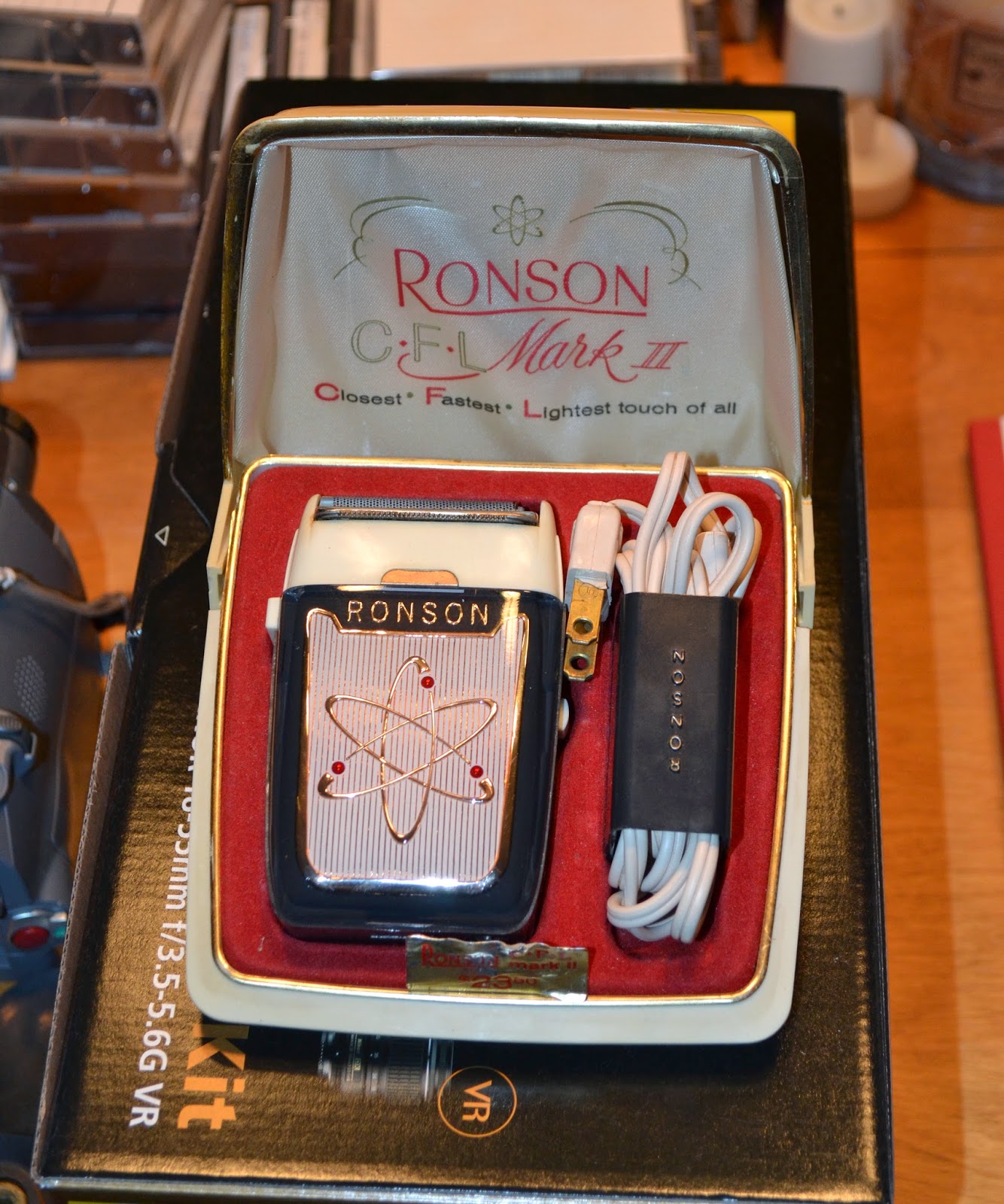 Atomic Hunter 1962 Ronson CFL II Electric Shaver