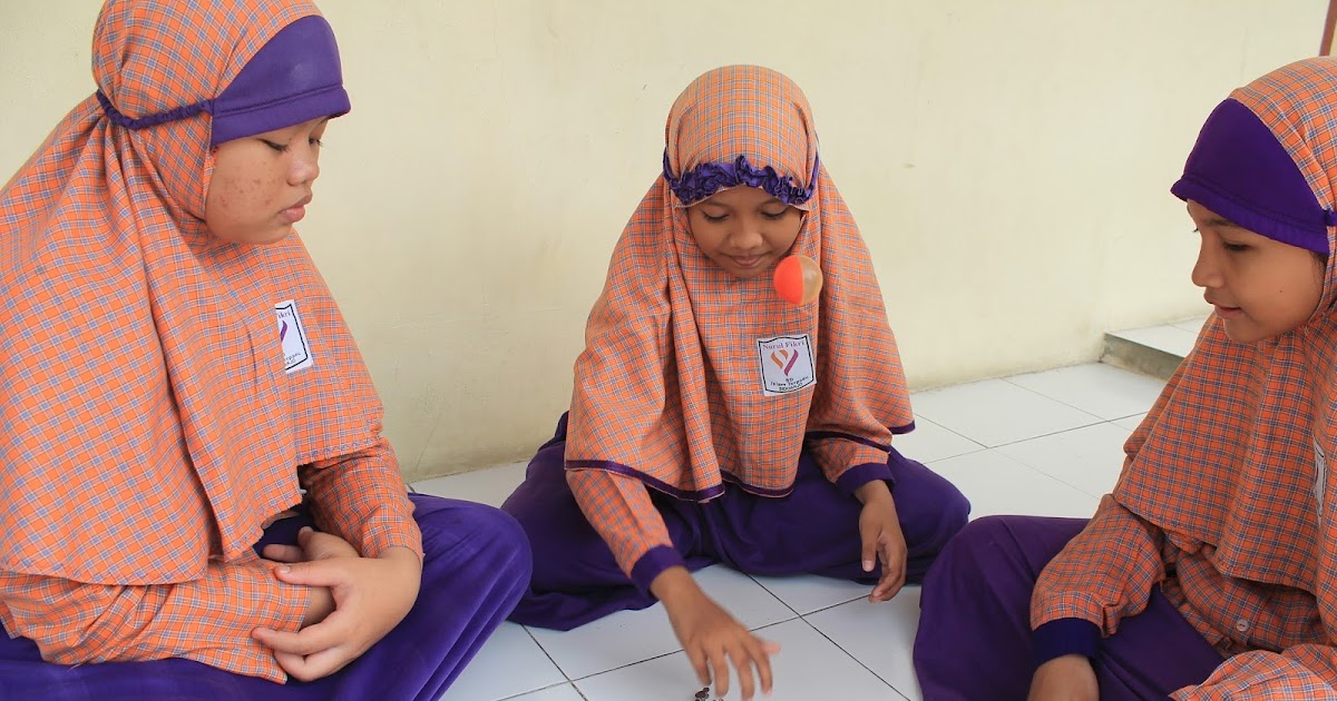 Rumah Cinta : Melatih Motorik Halus, Main Bekel dan Congklak Aja!