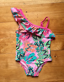 Bơi bé gái hiệu Floatimini, cái này trên web bán phải trên 30$/ 1bộ đó a, có chống nắng nha cả nhà. Hàng nguyên tag, tem còn nguyên ngay đáy quần. Made in cambodia.