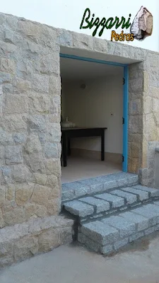 Revestimento com pedras folhetinha de paralelepípedo rachado com as escadas de pedra folheta, os revestimento de pedra na parede em área de serviço de sede de fazenda em Atibaia-SP.