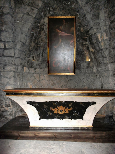 L'Antiga de Ripoll: L'ALTAR DE SANT MIQUEL DE LA ROQUETA, JA FA UN ANY!