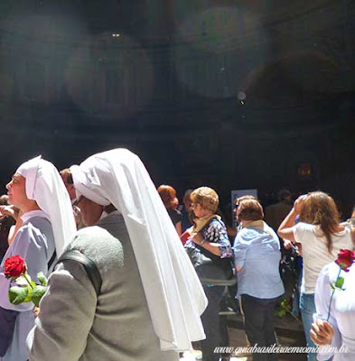 Chuva de pétalas no Pantheon chuva petalas pantheon freiras brasileira roma - Chuva de pétalas no Pantheon
