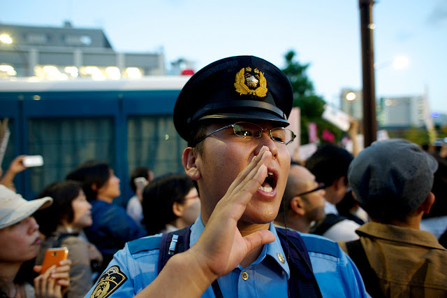 Policía en manifestación en Japón