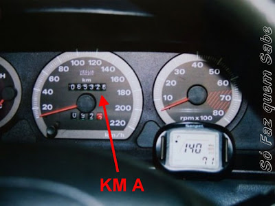 Anotando a quilometragem inicial para calcular a média de consumo de combustível.