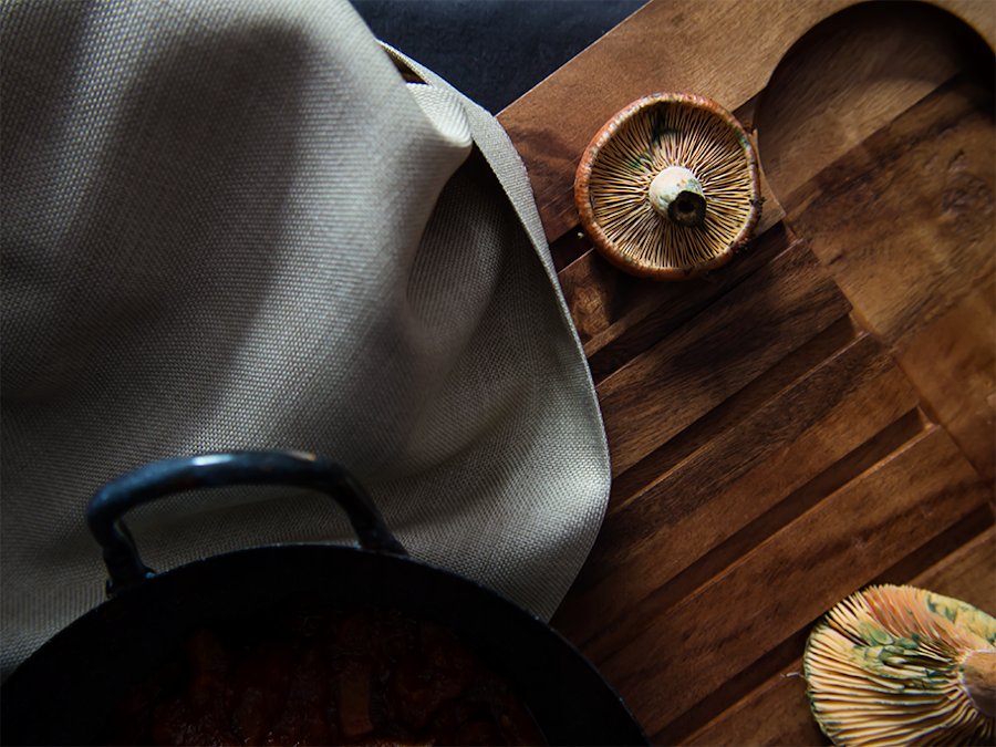 Manitas de cerdo en salsa con setas