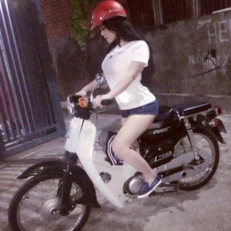 Cap doi om ap, nga ngon tren xe khach dong nguoi - Anh 5