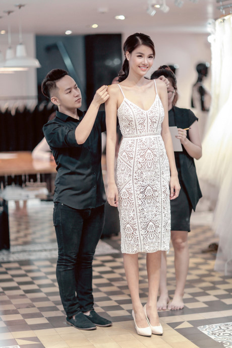 Mạc Hồng Quân chi mạnh tay tặng Kỳ Hân 4 chiếc váy cưới - Ảnh 6 Mac Hong Quan chi manh tay tang Ky Han 4 chiec vay cuoi - Anh 6