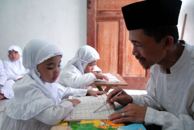 Mengajarkan Al-Qur`an Juga Wajib Bagi Orang Tua, Bukan Asal Ada Guru Ngaji!