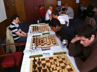 Ronde 7 : les deux leaders Fabien Guilleux au premier plan et Jonathan Dourerassou © Chess & Strategy 