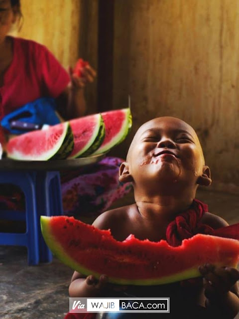 Coba Perhatikan! Foto Bocah Tersenyum Ini Bikin Kamu Pengen Jadi Kecil Lagi!