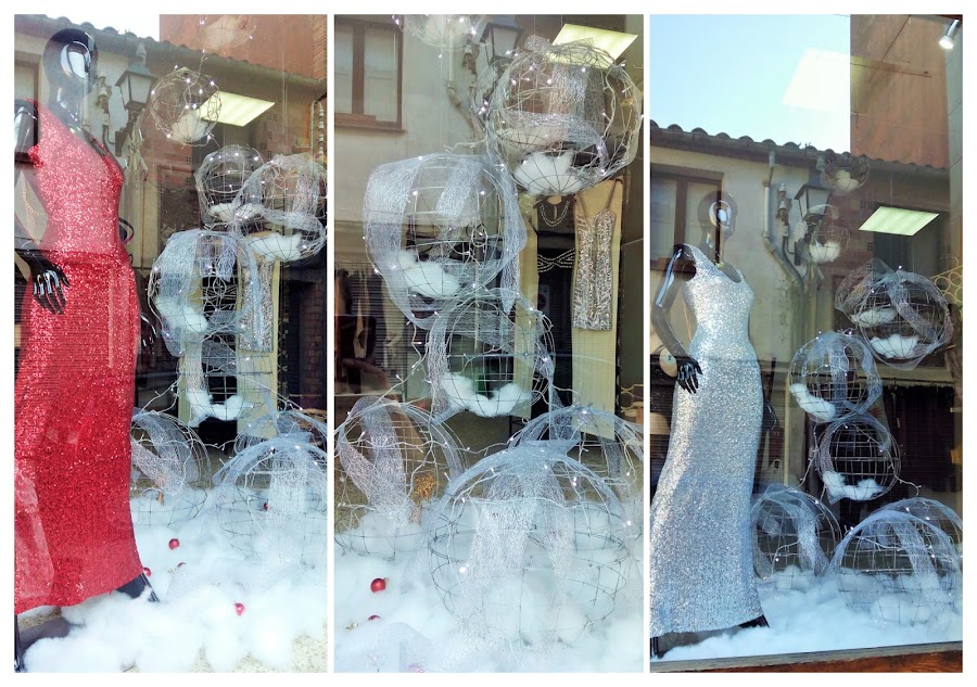 escaparates navideños bolas de luz, nieve