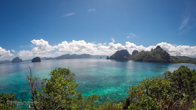 Bacuit bay and its crystal-clear waters