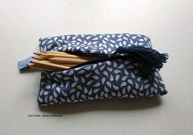 Con hilos, lanas y botones: Estuche azul forrado y con cremallera