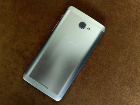 Flash Plus 2 chinh thuc ra mat thi truong Viet Nam, gia 3,2 trieu dong - Anh 2