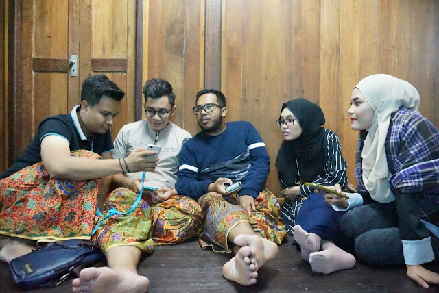 Sempat membawang dengan rakan blogger lain. Sempat membawang dengan rakan blogger lain.