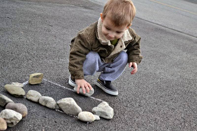 Stone child. Камешки для дошкольников. Игры с Галькой для детей. Дети играют с камешками. Ребенок собирает камешки.