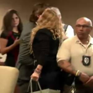 Paulina Rubio y Colate se vieron las caras en la corte con derecho a beso