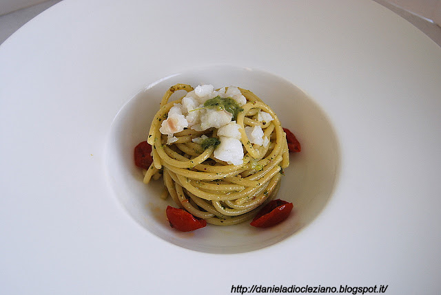 spaghettoni matt felicetti con pesto di lattuga, merluzzo e pomodori pachino