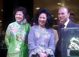 QUEEN OF MALAYSIA LAUNCHES INTERNATIONAL SHOE FESTIVAL 2012 WITH JIMMY CHOO COUTURE SHOE DESIGNER