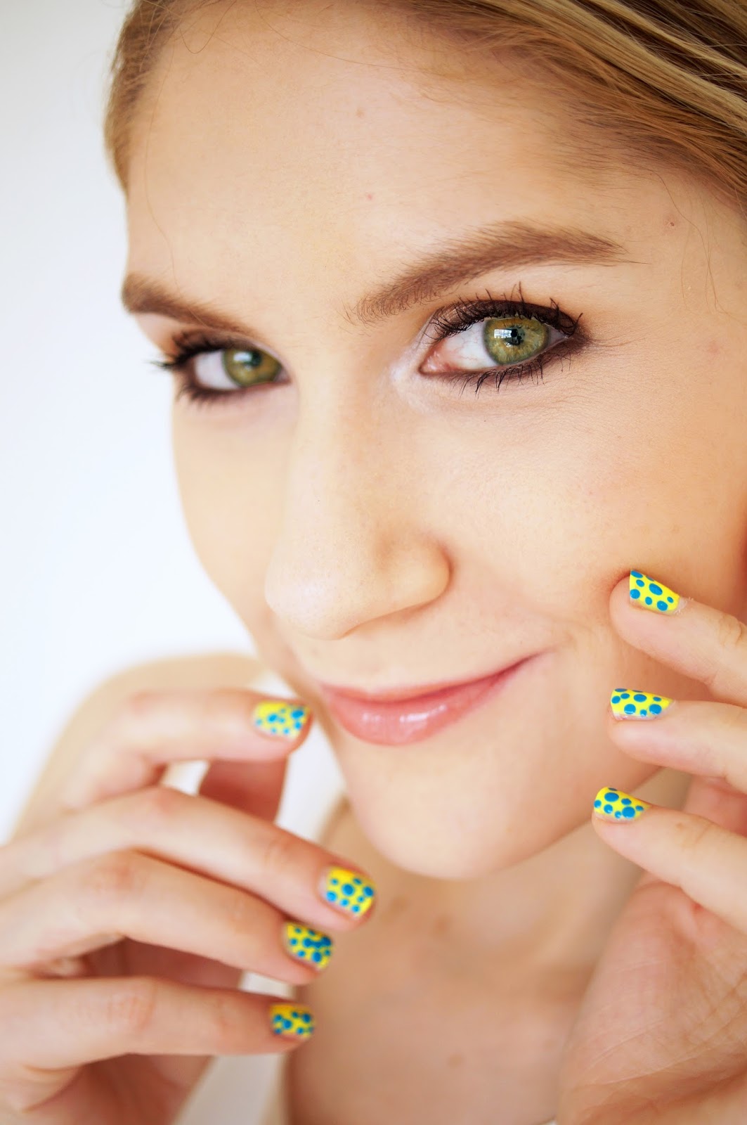 Loving these neon dotted nails! Super easy to make too, just click through for full tutorial.