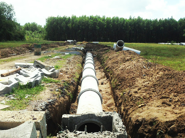 Hệ thống cống thoát nước của dự án Alibaba Long Phước 7 được lắp đặt nhanh chóng. Hệ thống cống thoát nước của dự án Alibaba Long Phước 7 được lắp đặt nhanh chóng.