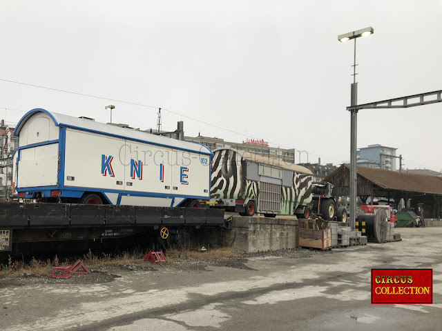 Déchargement de la roulotte 102 et de la caisse du zoo